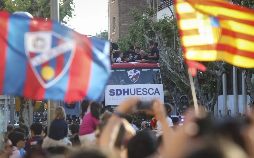 El Huesca celebra el ascenso con su afición