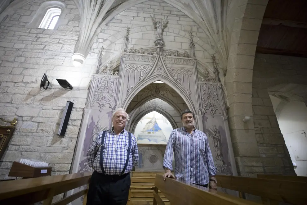 Jesús Cazo y José Antonio De Sus junto al monumento de Semana Santa en la iglesia de San Sebastián