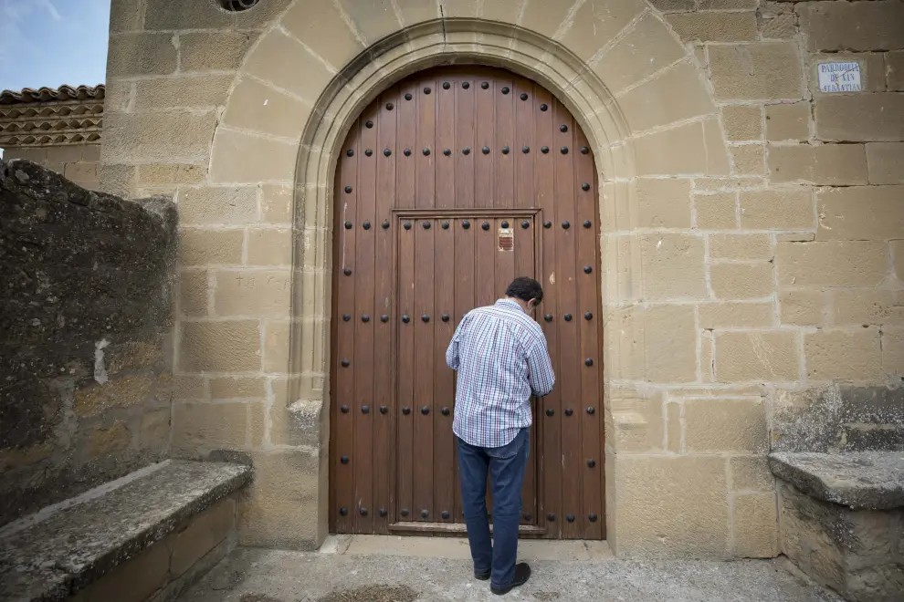 José Antonio De Sus en la puerta de entrada a la iglesia de San Sebastián