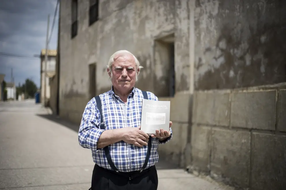 Jesús Cazo, investigador de la historia local, junto al libro que escribió en una calle del pueblo