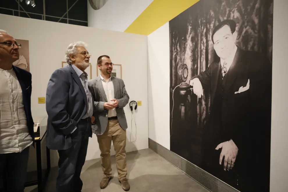 Plácido Domingo visita la exposición dedicada Miguel Fleta en el museo Pablo Serrano de Zaragoza