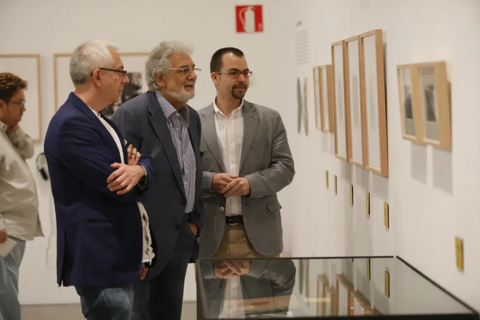 Plácido Domingo visita la exposición dedicada Miguel Fleta en el museo Pablo Serrano de Zaragoza
