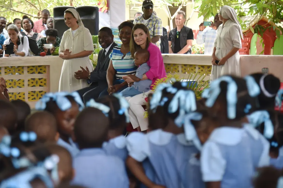 La reina Letizia visita una escuela en Haití
