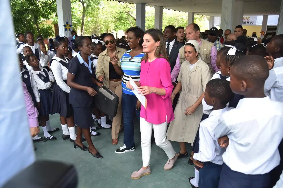 La reina Letizia visita una escuela en Haití