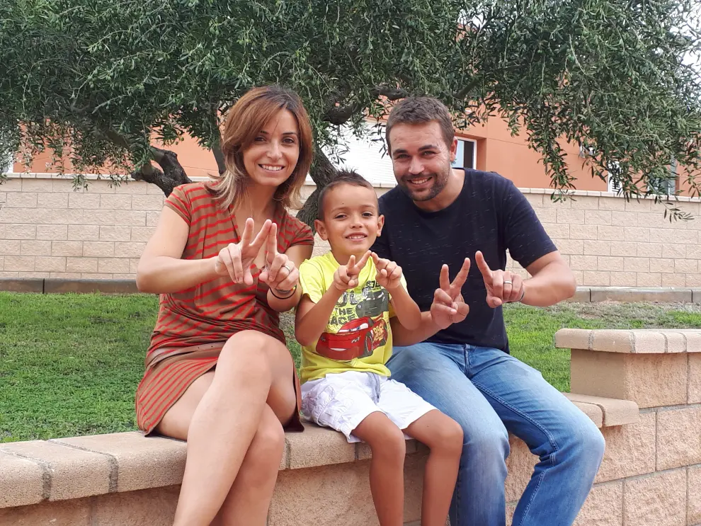 El pequeño Adrián, de 8 años, junto a sus padres, Noelia y Carlos, quienes crearon en 2015 esta fundación para impulsar un registro nacional de casos.