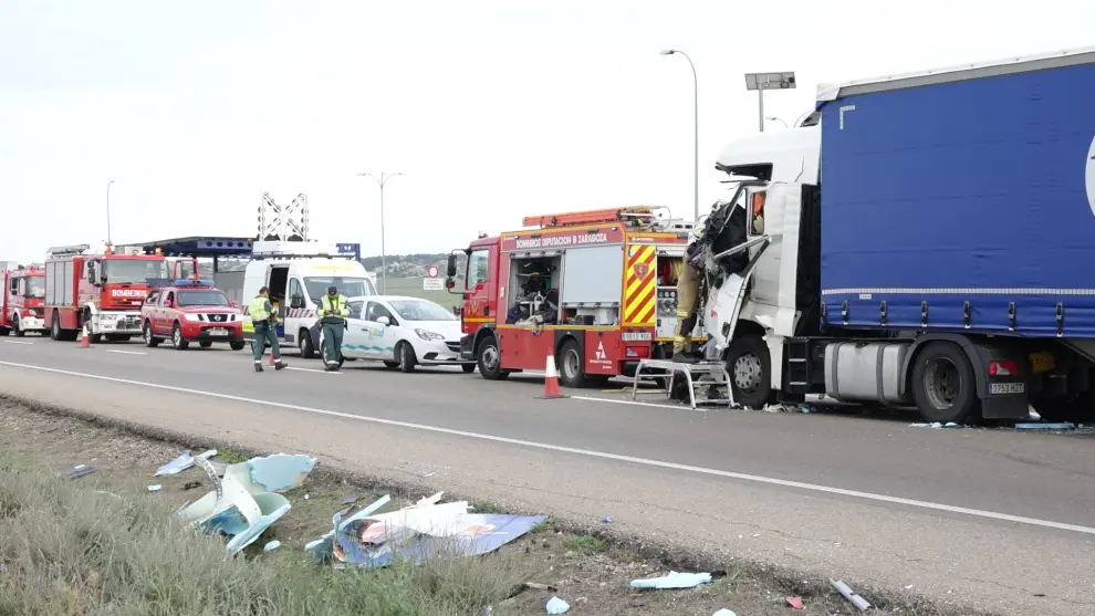 Accidente entre dos camiones a la altura de Pina de Ebro
