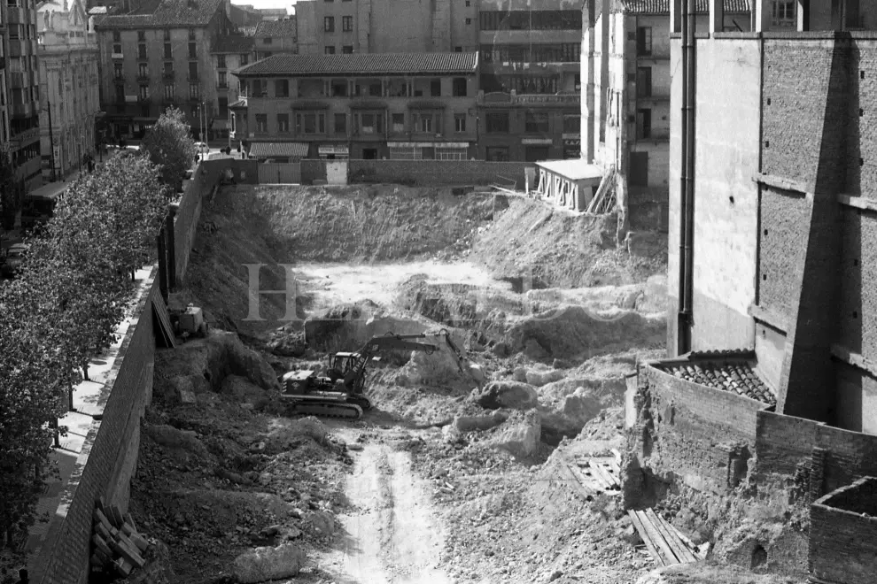 Vista de las obras que se estaban realizando en la calle Verónica de Zaragoza en abril de 1972 en lo que podría ser el Teatro Romano de la ciudad.