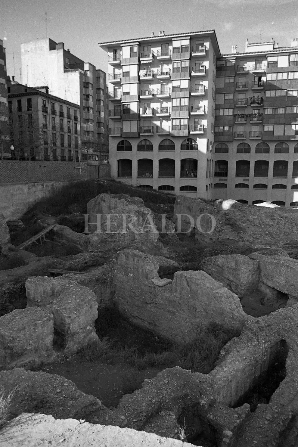 Vista de los restos del Teatro Romano de Zaragoza en 1988