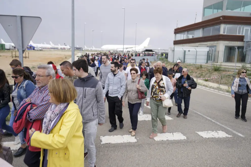 Miles de turolenses se vuelcan con el aeropuerto de Teruel