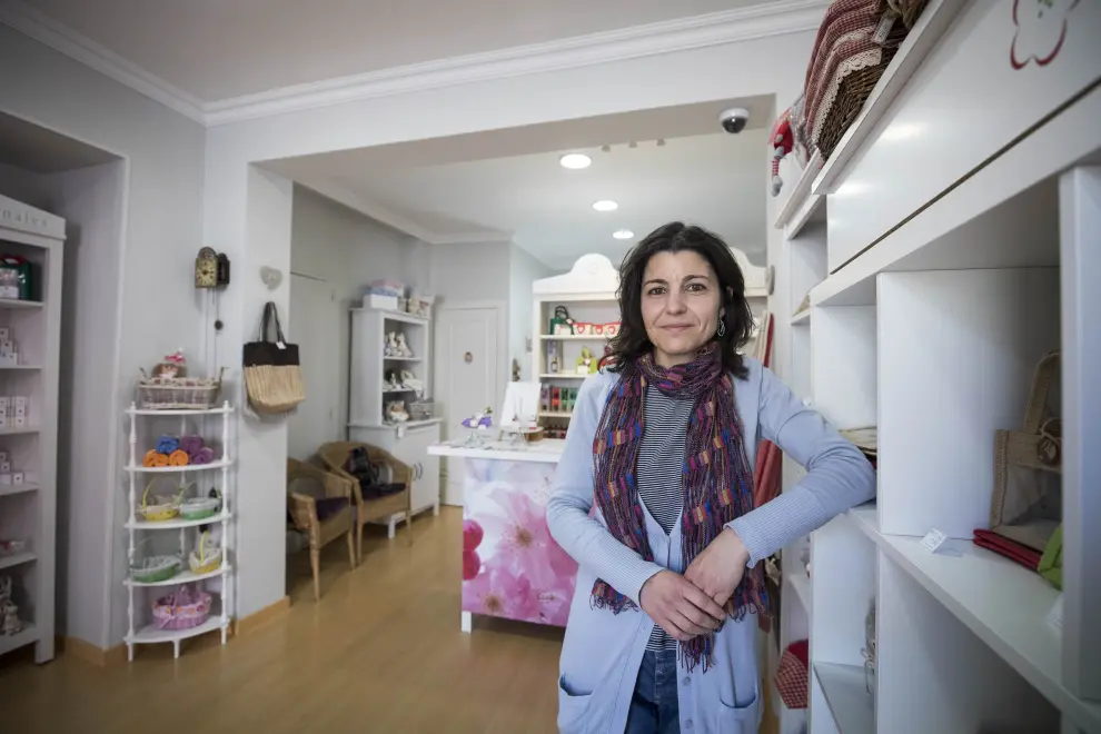 Ana María García posa en la tienda de Jabones del Pirineo en Benabarre.