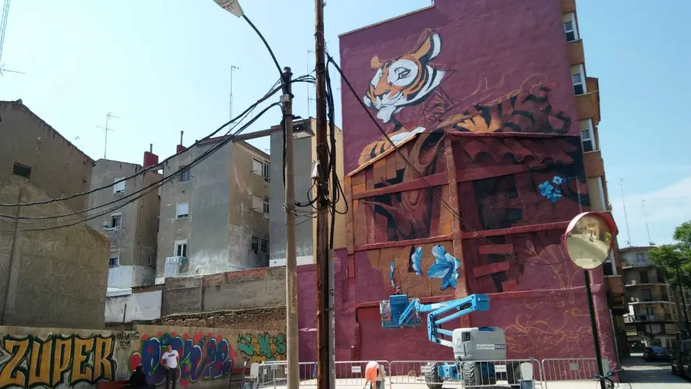 El artista local Isaac Mahow durante los trabajos para la realización de este mural, en la calle Navas de Tolosa.