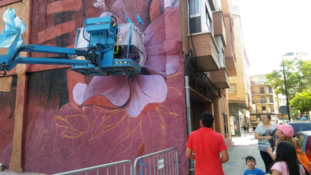 El artista local Isaac Mahow durante los trabajos para la realización de este mural, en la calle Navas de Tolosa.