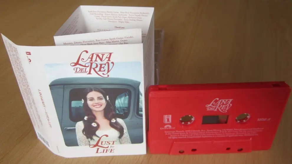 Lana del Rey y su álbum 'Lust For Life', en formato cinta.