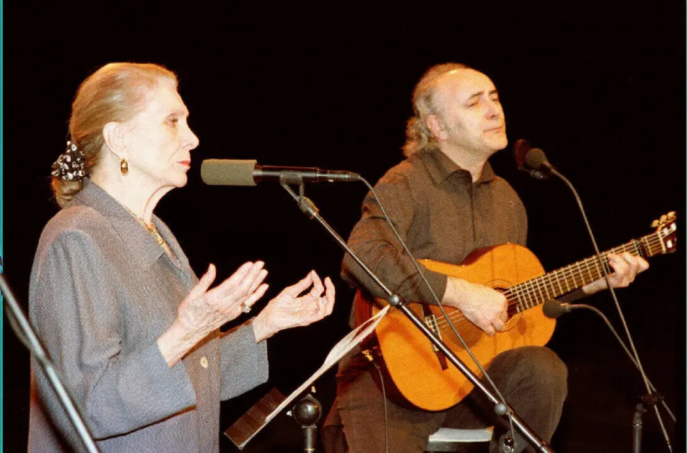 Junto al cantautor Berciano Amancio Prada en 1998 en Valladolid por el Día de la Mujer