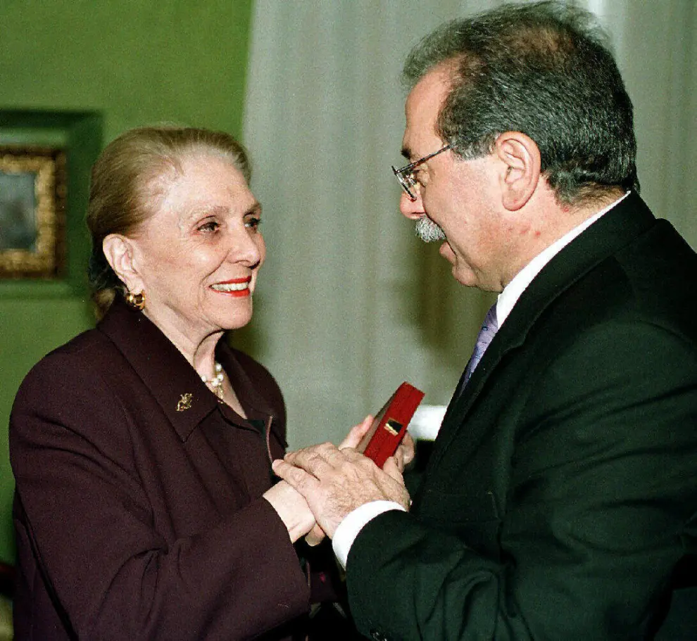 La cantante saluda a el alcalde de Granada José Moratalla en 2001