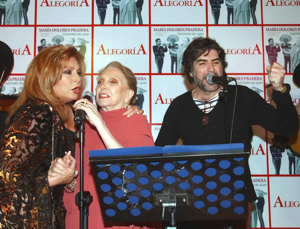 Las cantantes Chavela Vargas y María Dolores Pradera, junto al cantante Valderrama, (de izq. a dcha.) durante la rueda de prensa en la que se presentó el festival de música Madrid EnCanto EN 2004