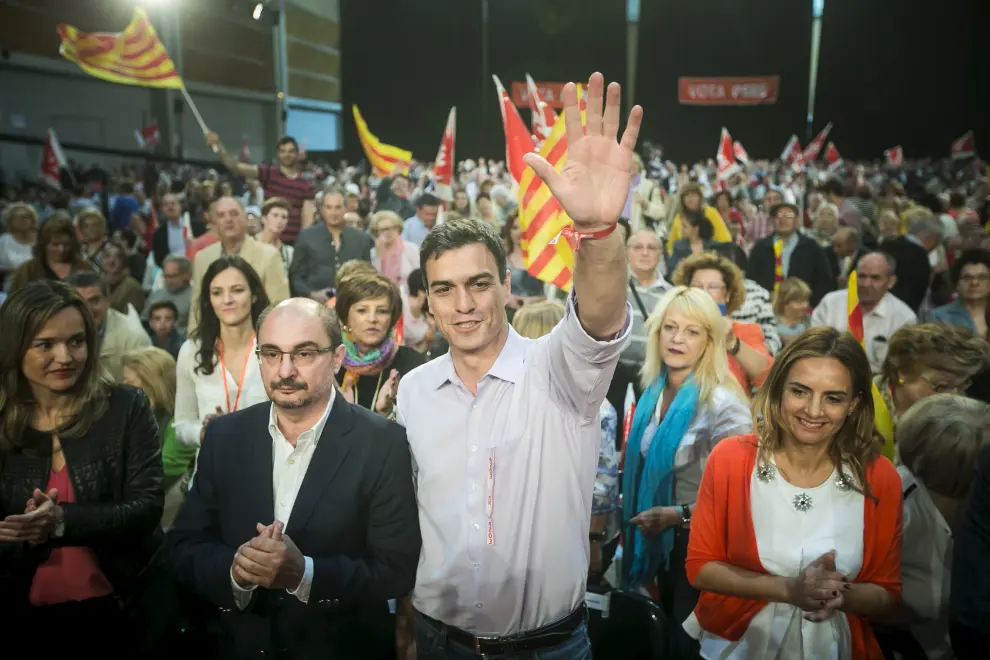 Acto del PSOE en Zaragoza, con Pedro Sánchez, Javier Lambán y Carlos Pérez Anadón el 17 de mayo de 2015.