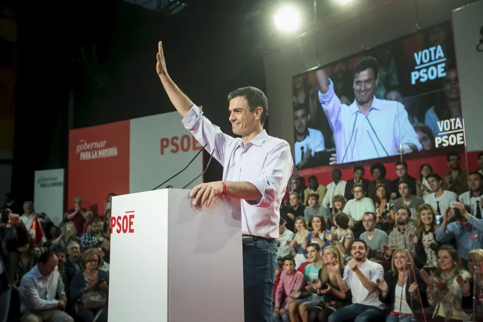 Acto del PSOE en Zaragoza, con Pedro Sánchez, Javier Lambán y Carlos Pérez Anadón el 17 de mayo de 2015.