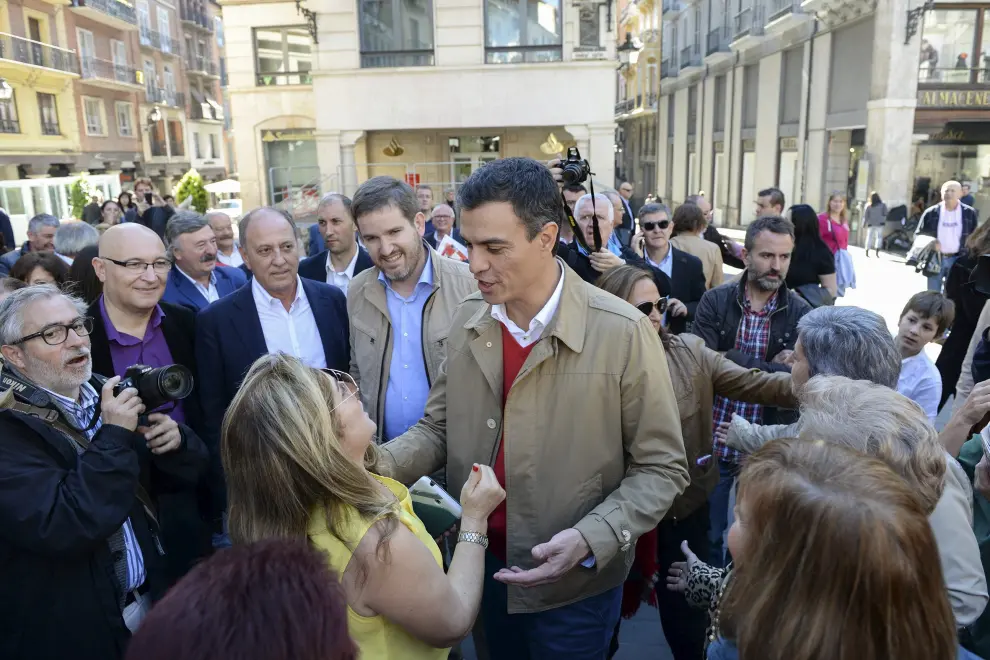 Pedro Sánchez, secretario general del PSOE, paseando por el casco histórico de Teruel junto a los candidatos socialistas el 30 de octubre de 2015