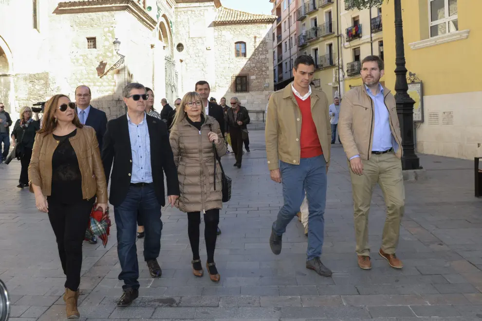 Pedro Sánchez, secretario general del PSOE, paseando por el casco histórico de Teruel junto a los candidatos socialistas el 30 de octubre de 2015