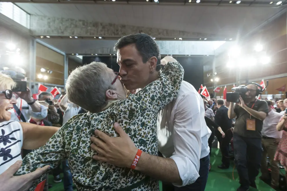 Pedro Sánchez, junto a Javier Lambán y Susana Sumelzo, en el acto electoral celebrado en Zaragoza, el 19 de junio de 2016.