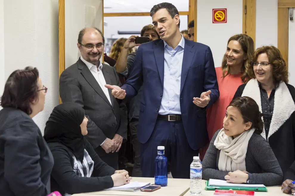 Encuentro del secretario general del PSOE, Pedro Sánchez con entidades sociales en la Fundación Rey Ardid de Zaragoza el 14 de marzo de 2016, acompañado de Javier Lambán y Susana Sumelzo.