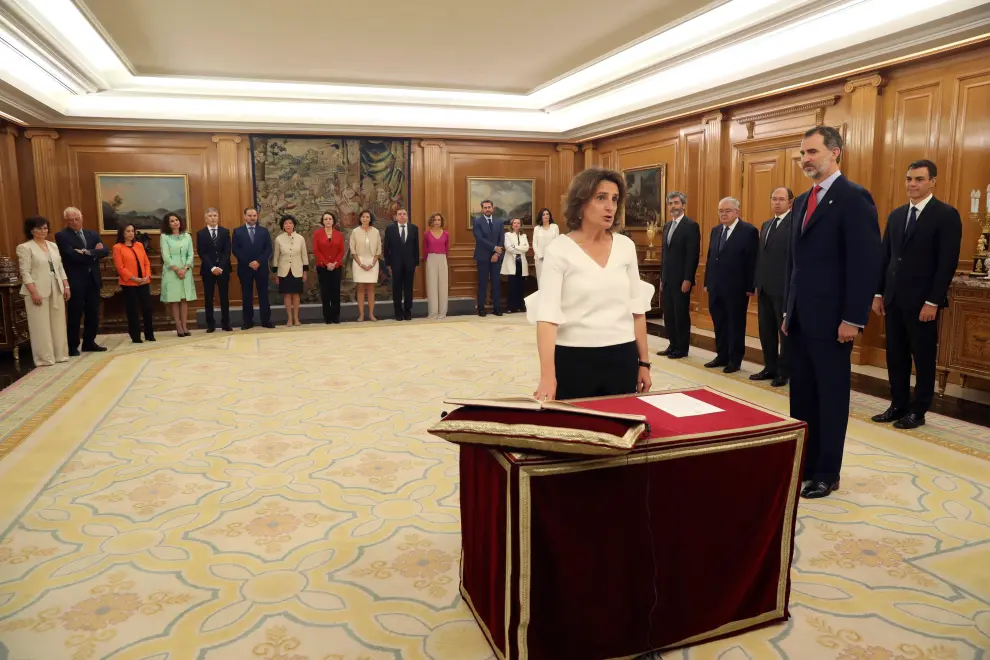 La ministra de Energía y Medio Ambiente, Teresa Ribera, promete su cargo ante el Rey.