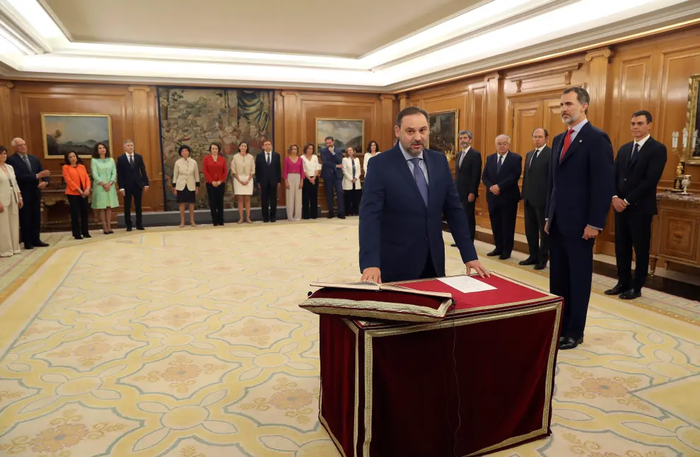 El ministro de Fomento, José Luis Ábalos, promete su cargo ante el Rey Felipe VI.