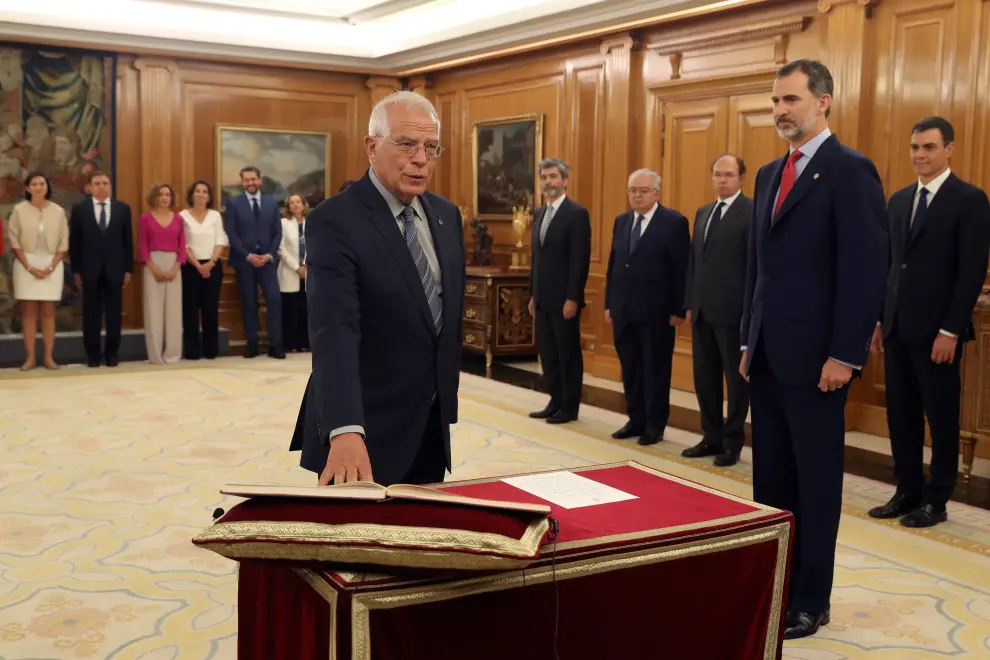 El ministro de Exteriores, Josep Borrell, promete su cargo ante el Rey Felipe VI.