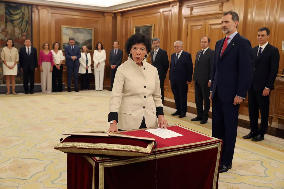 La ministra de Educación, Isabel Celáa, promete su cargo ante el Rey Felipe VI.