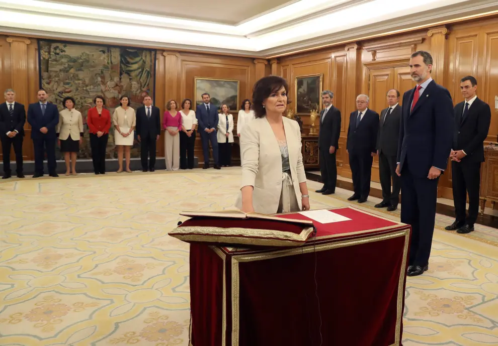 La ministra de vicepresidenta y ministra de Presidencia, Carmen Calvo, promete su cargo ante el Rey Felipe VI.