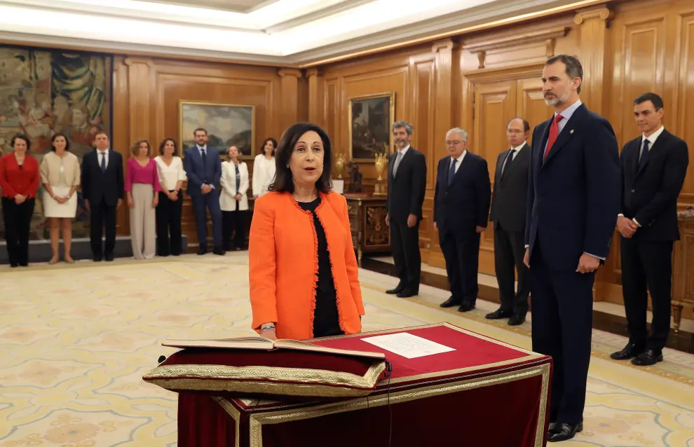 La ministra de Defensa, Margarita Robles, promete su cargo ante el Rey Felipe VI.