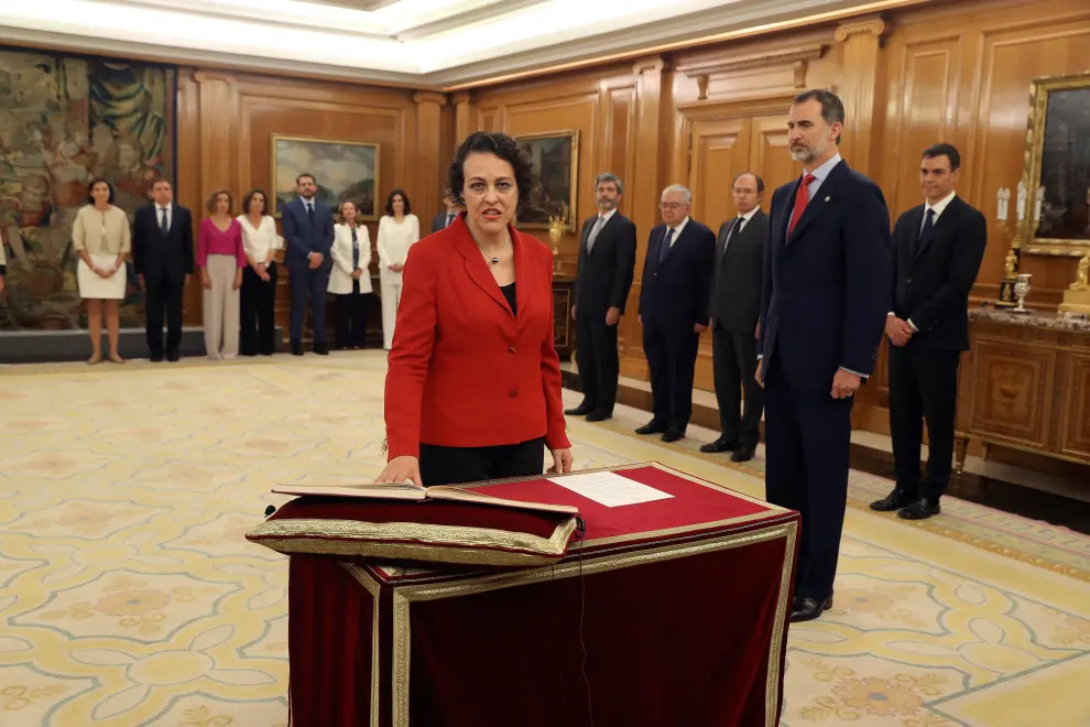 La ministra de Trabajo, Magdalena Valerio, promete su cargo ante el Rey.