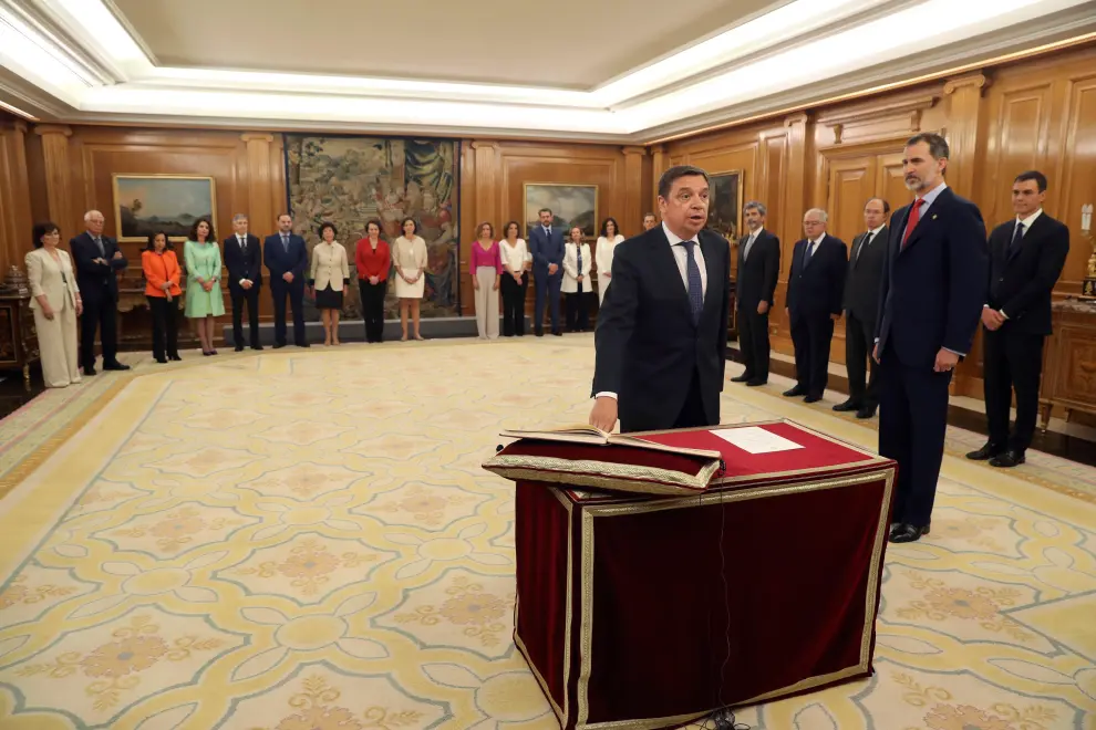 El ministro de Agricultura, Pesca y Alimentación, Luis Planas, promete su cargo ante el Rey Felipe VI.