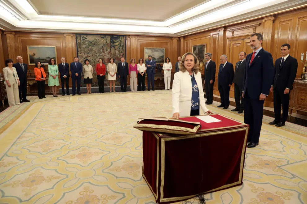 La ministra de Economía, Nadia Calviño, promete su cargo ante el Rey.