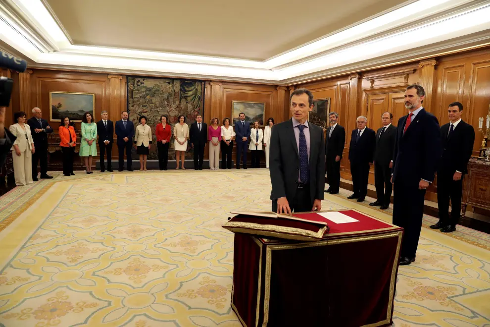 El ministro de Ciencia, Innovación y Universidades, Pedro Duque, promete su cargo ante el Rey Felipe VI.