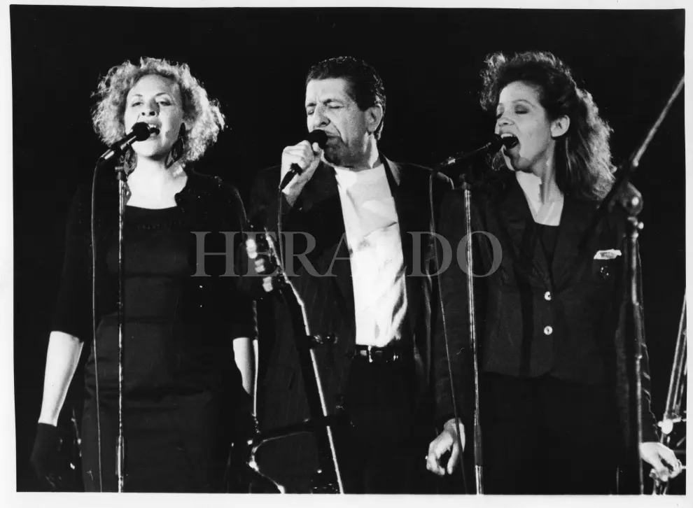 Se cumplen 30 años del inolvidable concierto de Leonard Cohen en Binéfar. Alrededor de 3.000 personas acudieron el 12 de junio de 1988 a la localidad oscense para escuchar las canciones del poeta y cantautor canadiense durante cerca de dos horas y media.