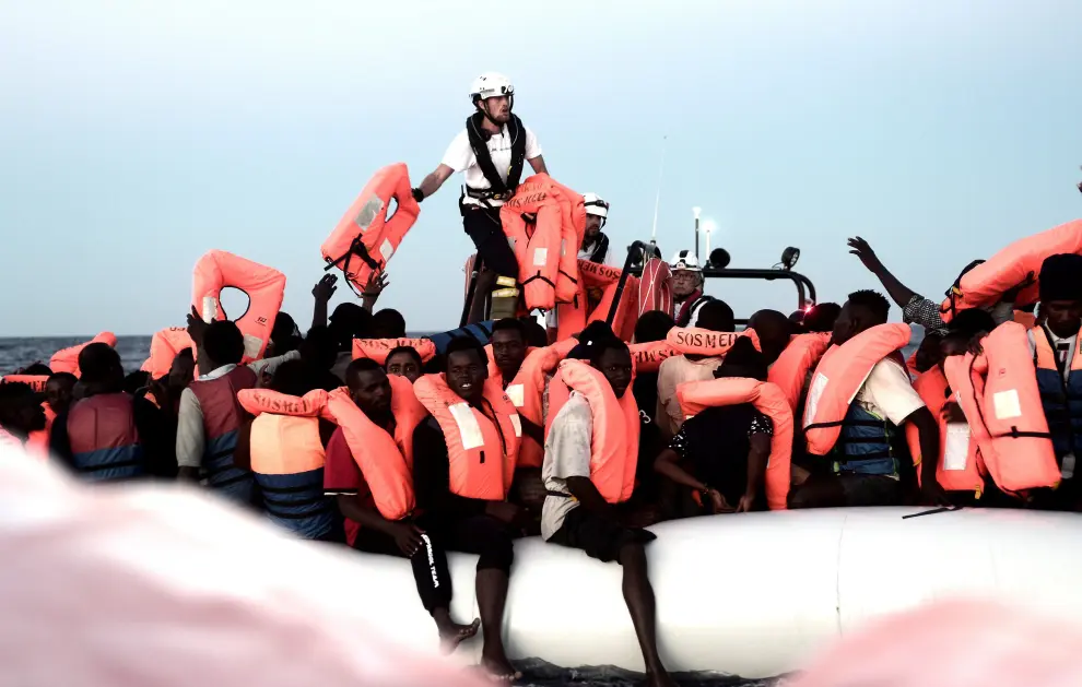 El barco Aquarius, 629 migrantes a bordo y sin un destino fijp