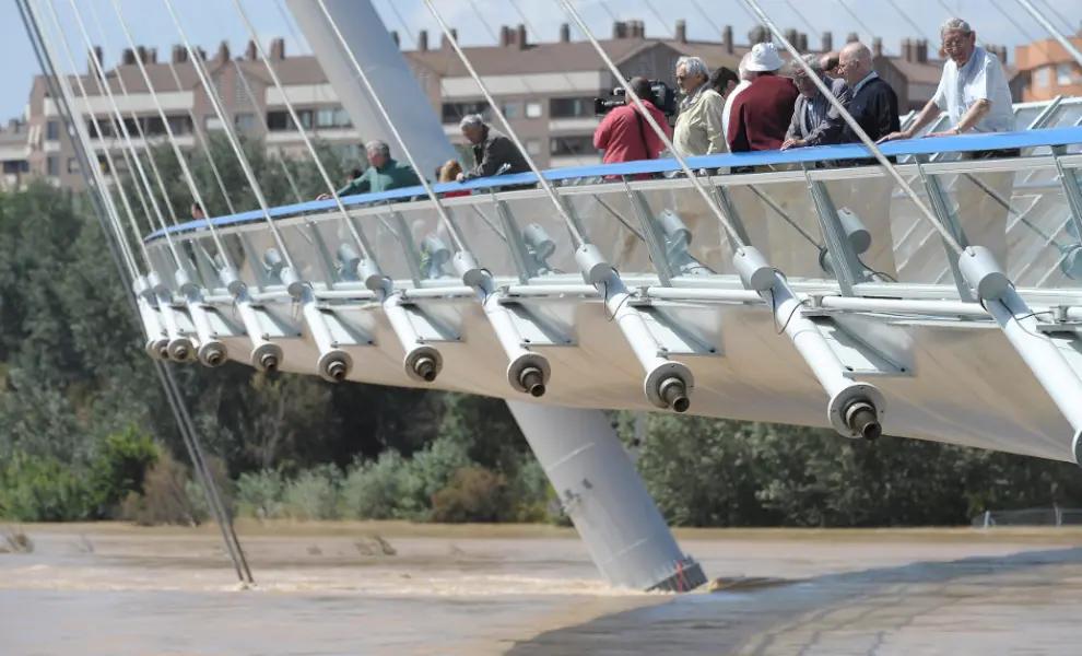 Fotografías de la crecida del Ebro que condicionó la inauguración de la Expo Zaragoza 2008