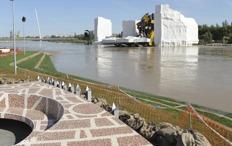 Fotografías de la crecida del Ebro que condicionó la inauguración de la Expo Zaragoza 2008