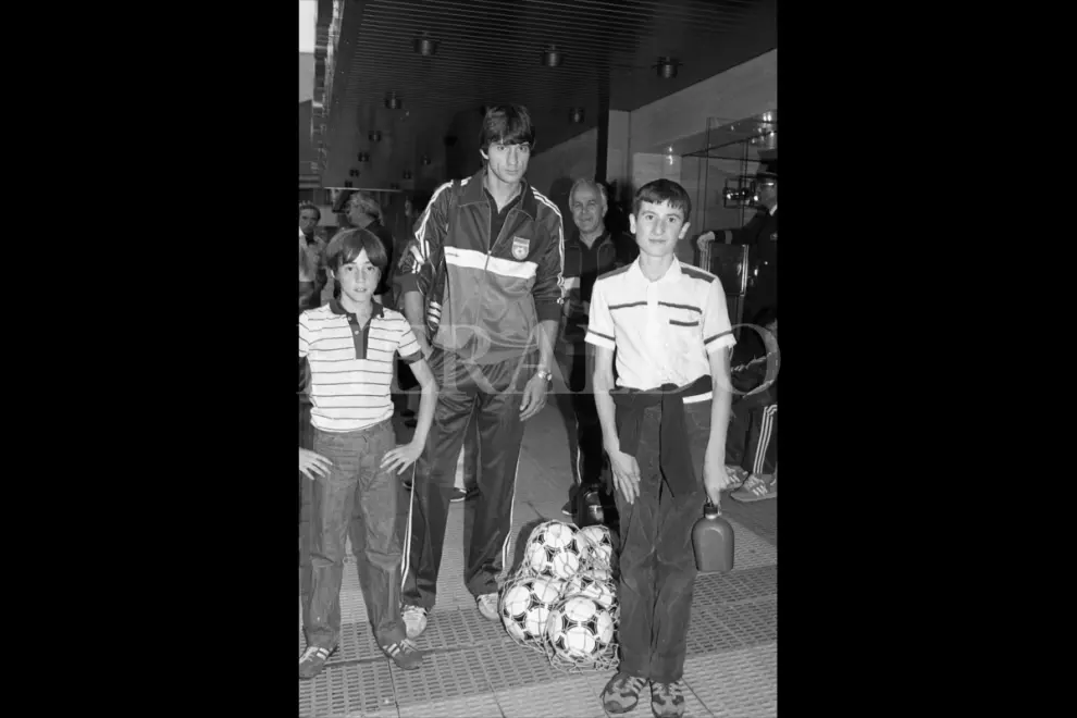 Surjak (Yugoslavia), futuro jugador del Real Zaragoza, con dos jóvenes aficionados