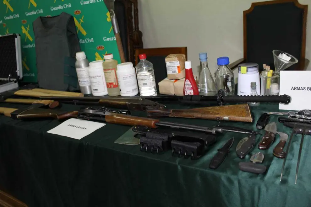 La Guardia Civil ha intervenido todo el material, incluidos productos químicos para la fabricación de explosivos.