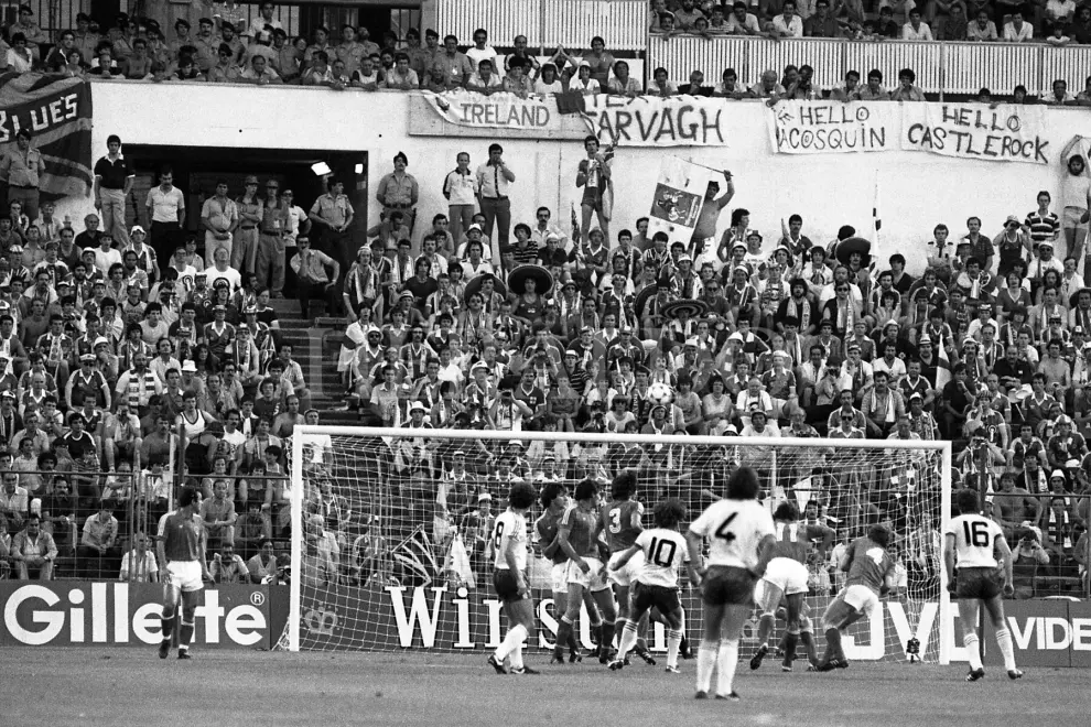 Pancartas de los aficionados de Irlanda del Norte en La Romareda durante un partido del Mundial 82