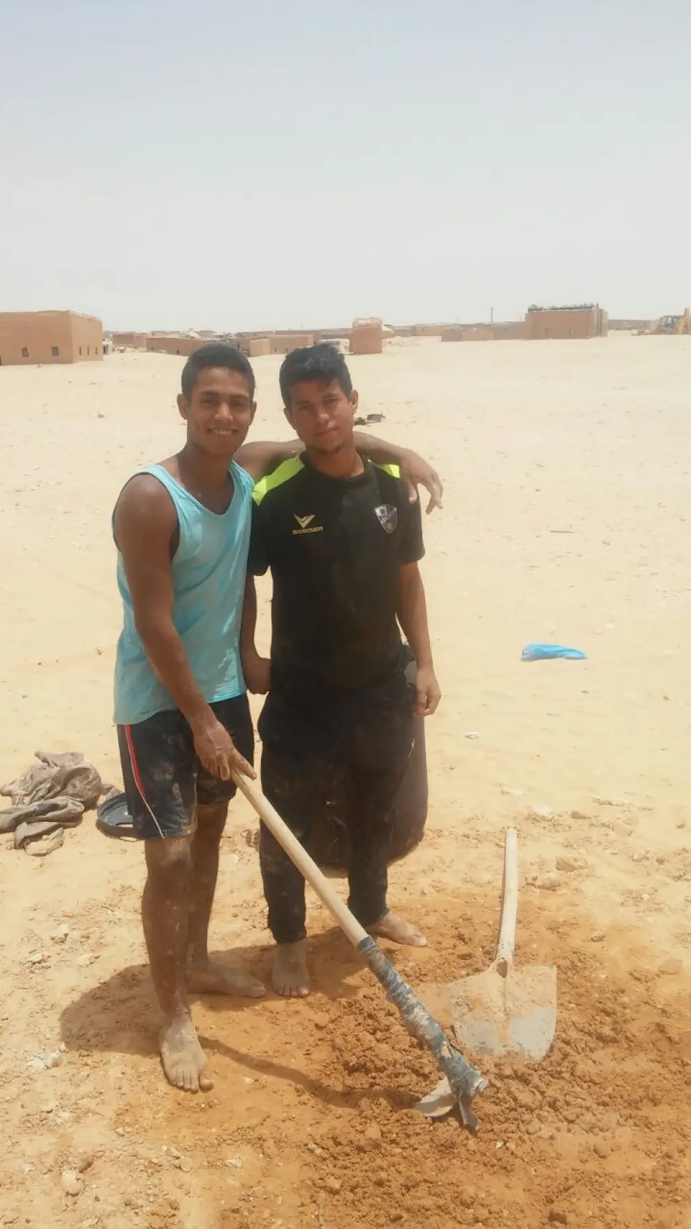 Kentaui y un amigo en el Sahara.