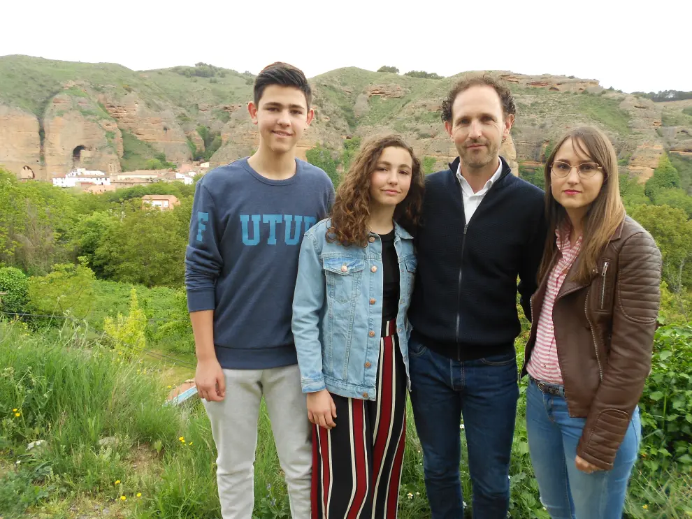 La familia de Luis Martínez-Guisasola con Los Fayos y su peña al fondo.