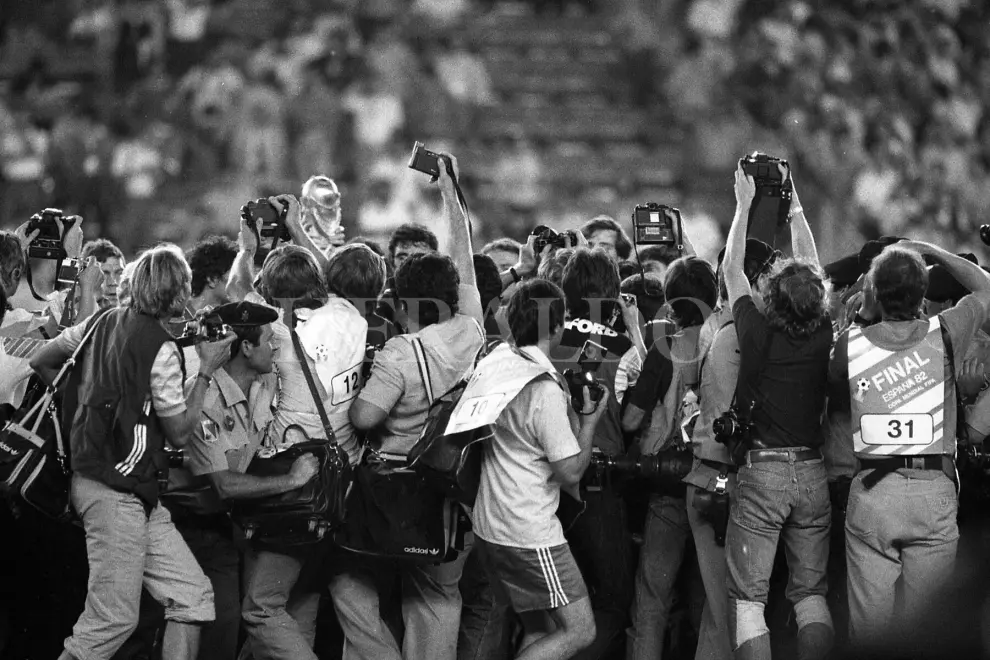 Final del Mundial 82 en el Bernabéu: Partido Italia - Alemania. Una nube de fotógrafos rodea a Dino Zoff y la copa que ganó Italia por 3-1.