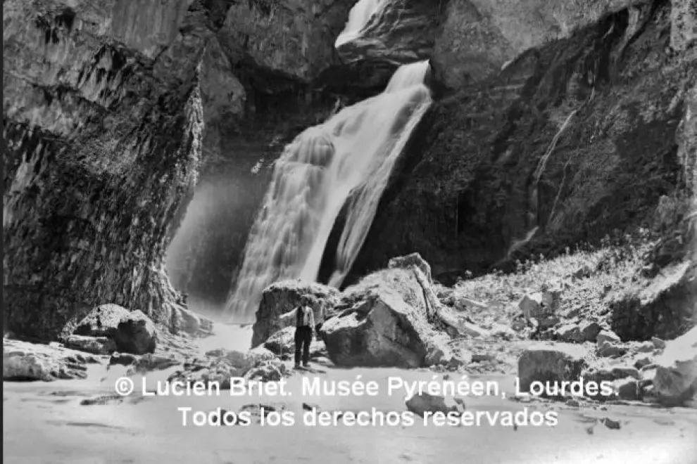 Lucien Briet se fotografía delante de la cascada de los estrechos del Arazas, a principios del XX.