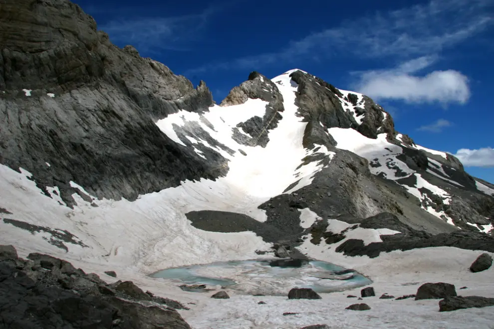 Imagen reciente de Monte Perdido, con nieve, que enmascara el glaciar.