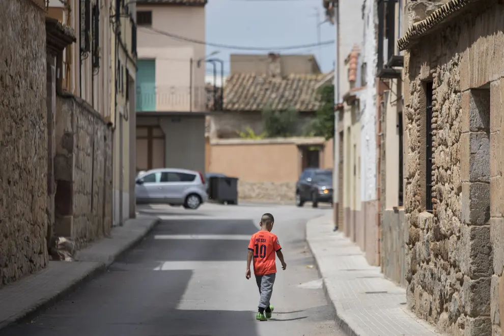 Un niño con la camiseta de Messi anda por las calles del pueblo