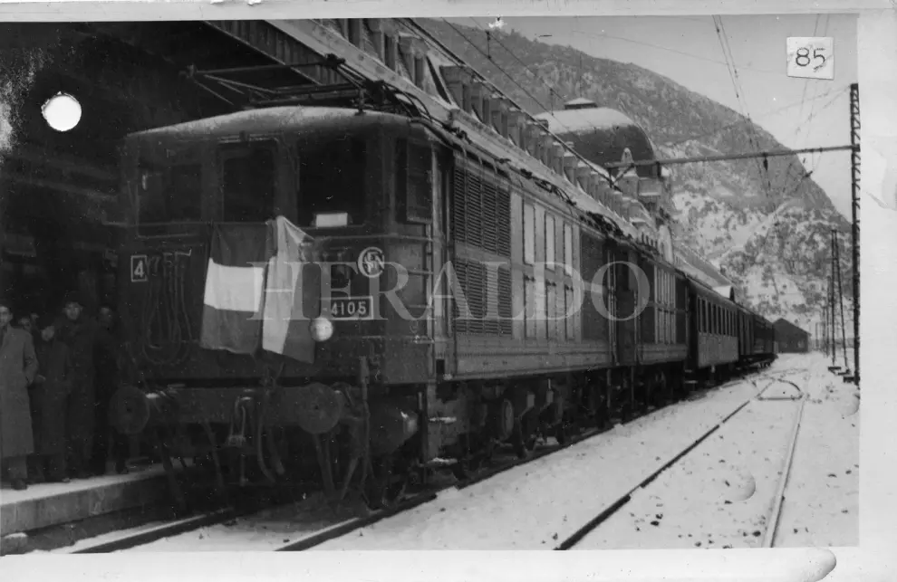 Reapertura del tren internacional Canfranc-Pau. El primer tren francés, con las autoridades bearnesas, llegó a las 11:10 a la Estación Internacional de Canfranc el 21 de febrero de 1948.